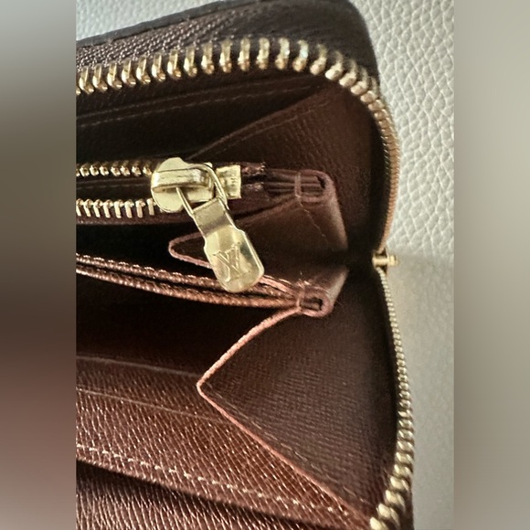 Louis Vuitton Monogram Zippy Wallet - Like New - Picture 3 of 14